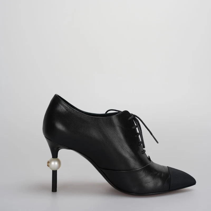 Chanel schwarze Stiefeletten mit Perlen am Absatz mit CC Logo 36