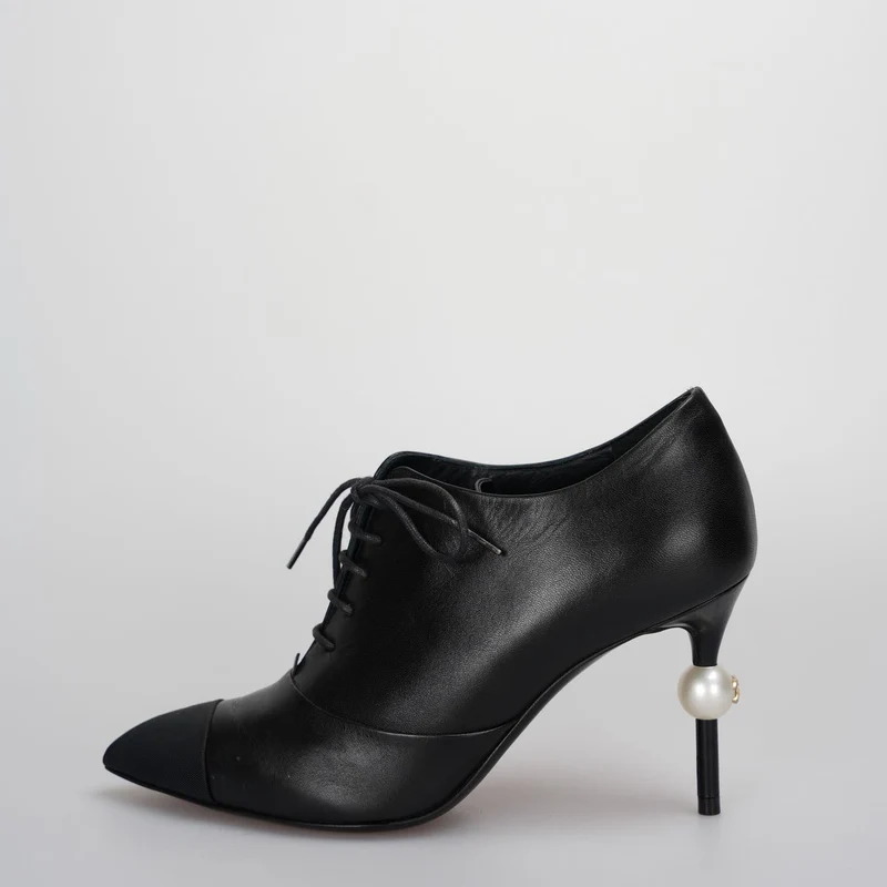 Chanel schwarze Stiefeletten mit Perlen am Absatz mit CC Logo 36