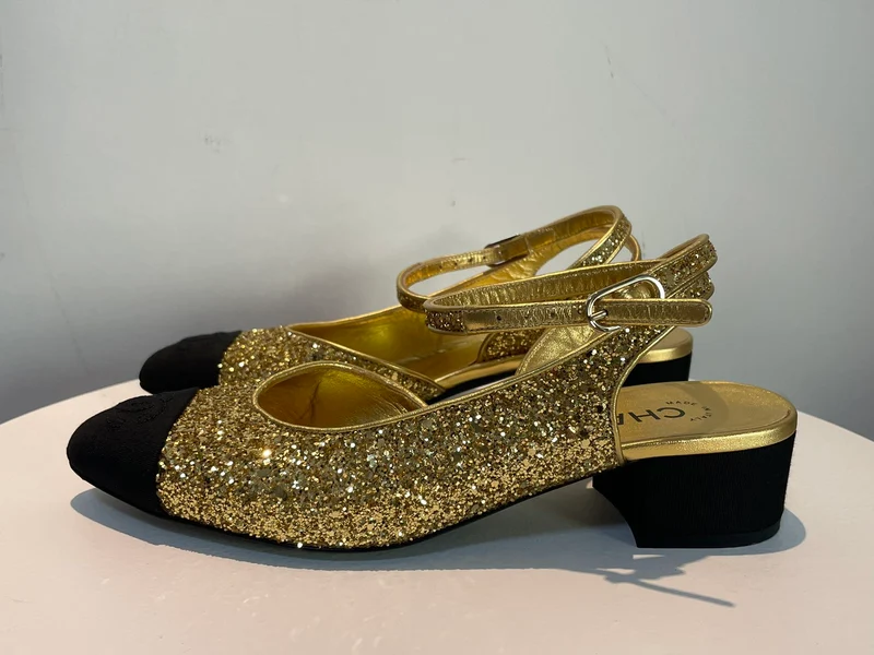 Chanel GoldSchwarze Slingback-Pumps mit CC-Cap-Toe aus grobem Glitzer und Stoff, Größe EU 37.5