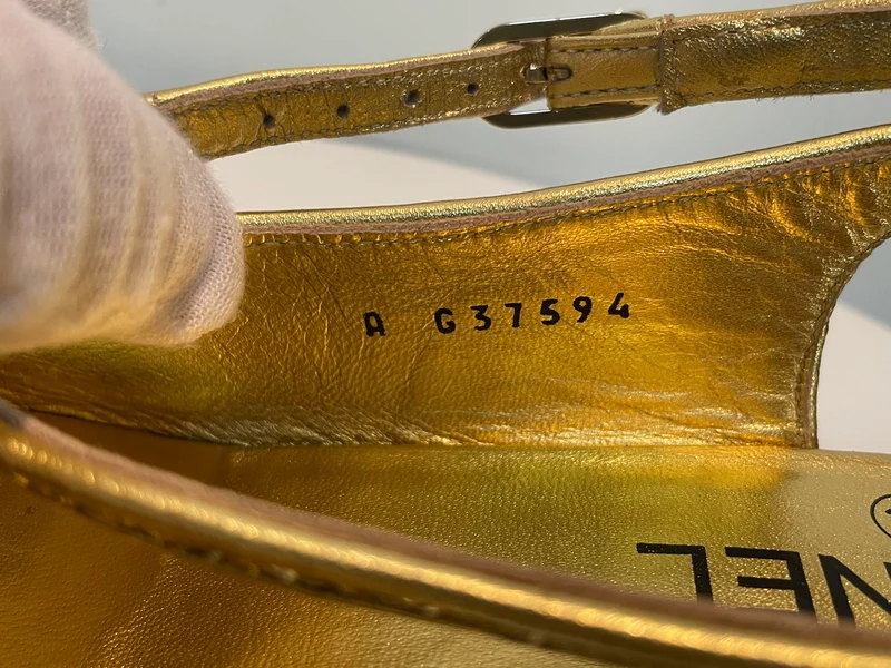 Chanel GoldSchwarze Slingback-Pumps mit CC-Cap-Toe aus grobem Glitzer und Stoff, Größe EU 37.5