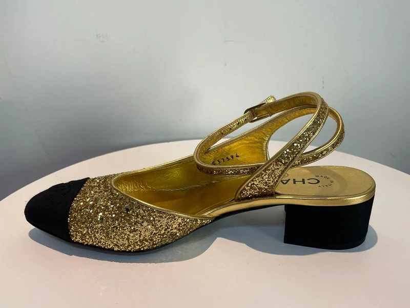 Chanel GoldSchwarze Slingback-Pumps mit CC-Cap-Toe aus grobem Glitzer und Stoff, Größe EU 37.5