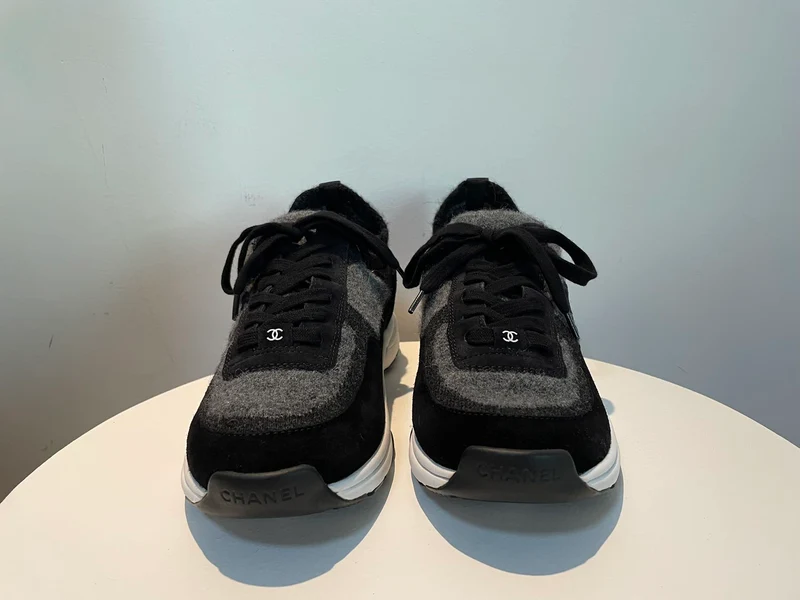 CHANEL Stoff Wildleder Kalbsleder Damen CC Sneakers Größe 42 in Grau und Schwarz