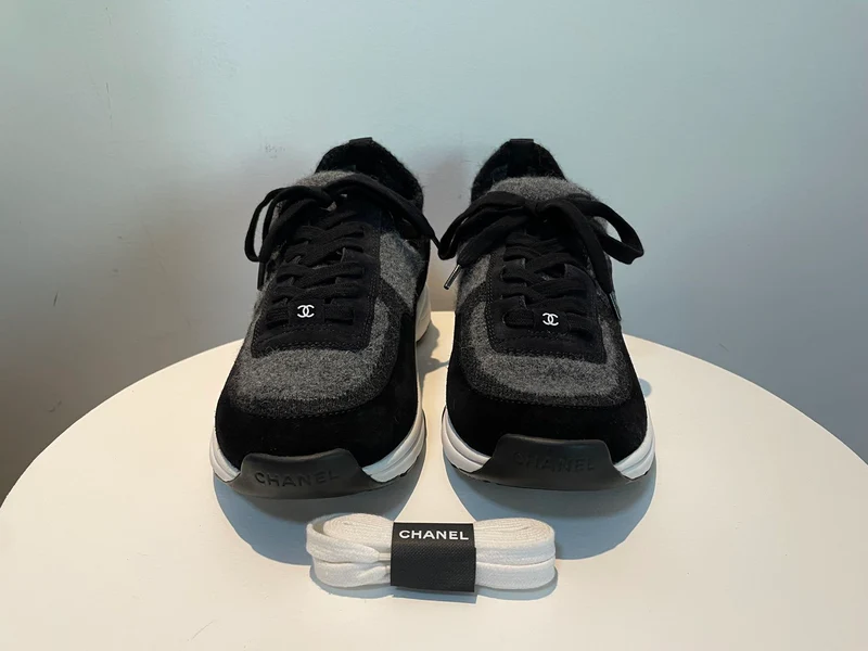 CHANEL Stoff Wildleder Kalbsleder Damen CC Sneakers Größe 42 in Grau und Schwarz