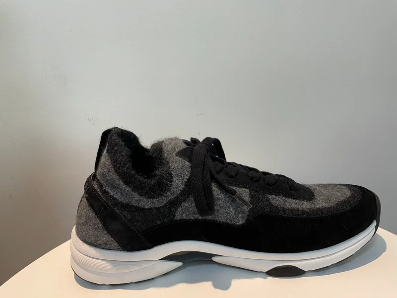CHANEL Stoff Wildleder Kalbsleder Damen CC Sneakers Größe 42 in Grau und Schwarz