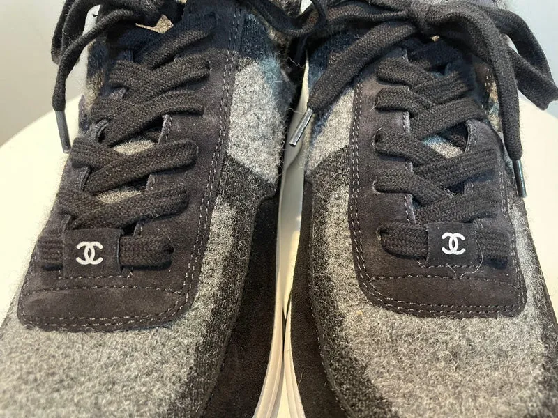 CHANEL Stoff Wildleder Kalbsleder Damen CC Sneakers Größe 42 in Grau und Schwarz