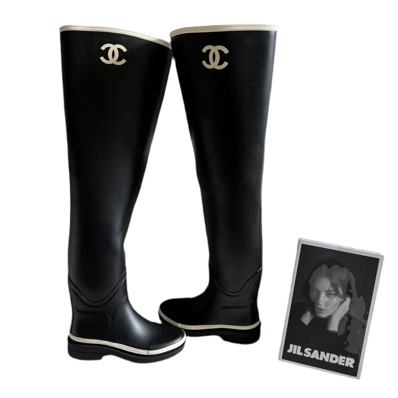 Chanel Overknee-Stiefel aus Gummi in Schwarz und Weiß mit CC-Logo 36 Limited Edition