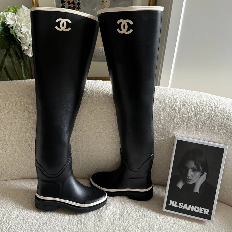 Chanel Overknee-Stiefel aus Gummi in Schwarz und Weiß mit CC-Logo 36 Limited Edition