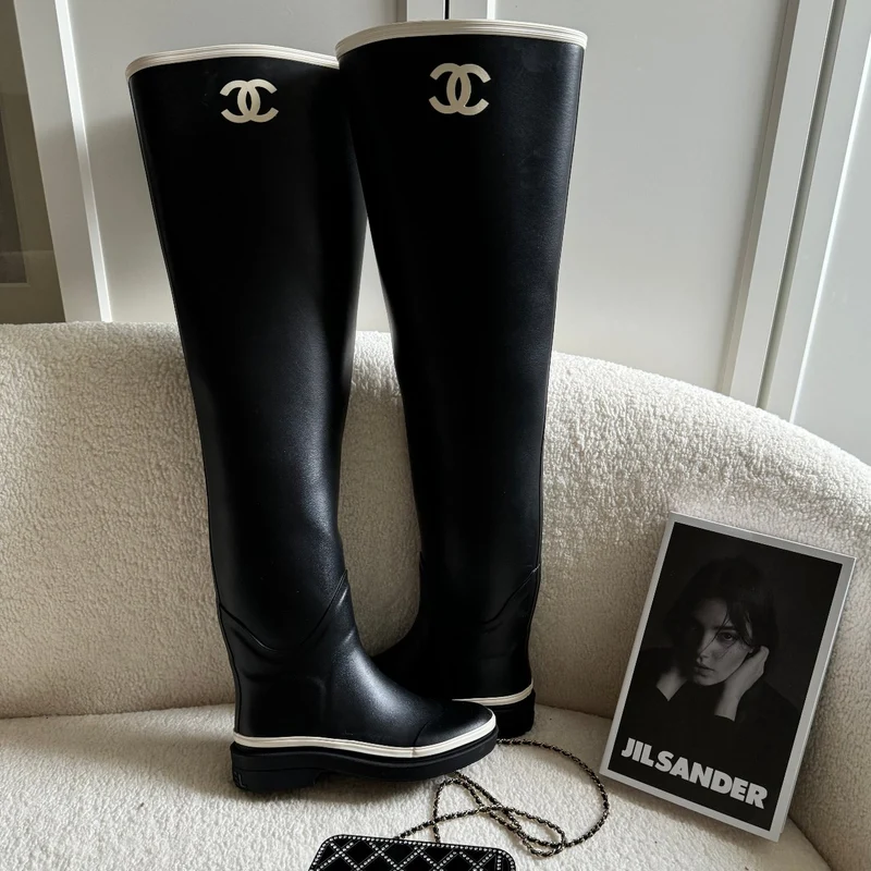 Chanel Overknee-Stiefel aus Gummi in Schwarz und Weiß mit CC-Logo 36 Limited Edition