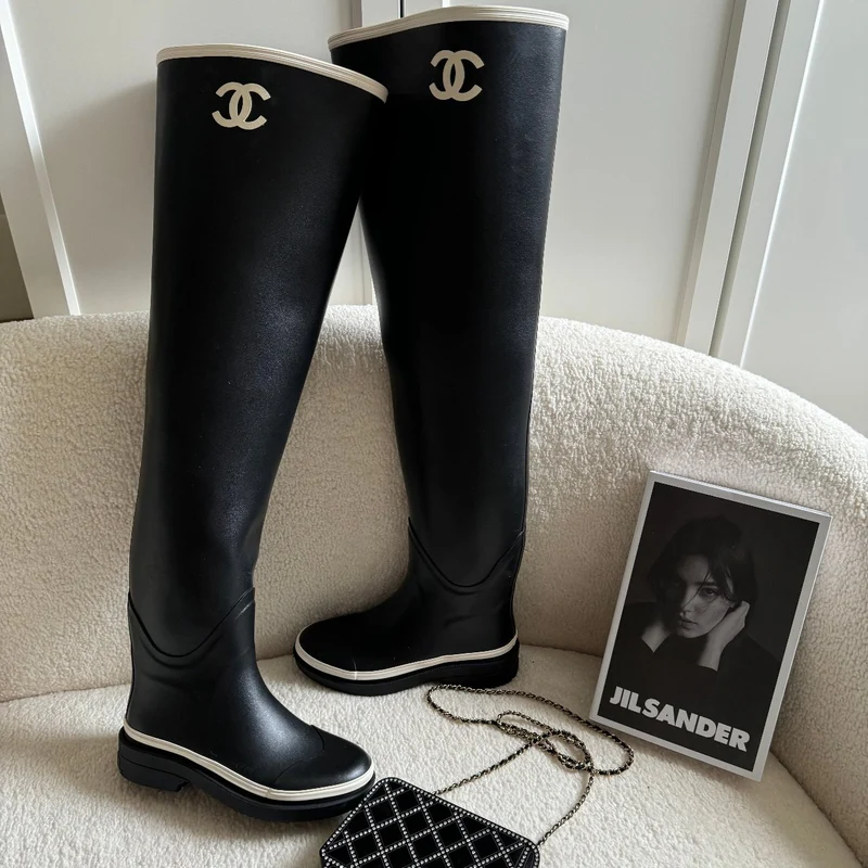 Chanel Overknee-Stiefel aus Gummi in Schwarz und Weiß mit CC-Logo 36 Limited Edition