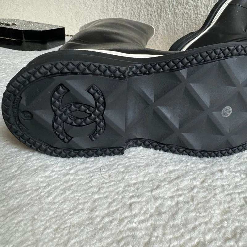 Chanel Overknee-Stiefel aus Gummi in Schwarz und Weiß mit CC-Logo 36 Limited Edition