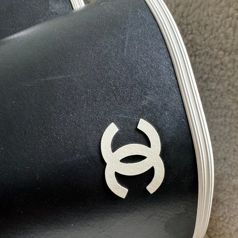 Chanel Overknee-Stiefel aus Gummi in Schwarz und Weiß mit CC-Logo 36 Limited Edition