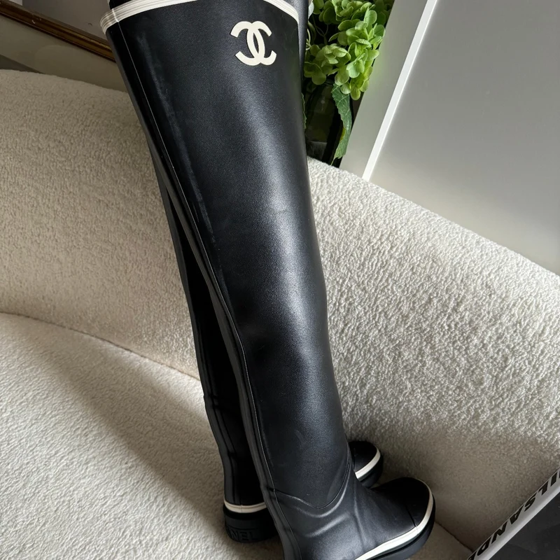 Chanel Overknee-Stiefel aus Gummi in Schwarz und Weiß mit CC-Logo 36 Limited Edition