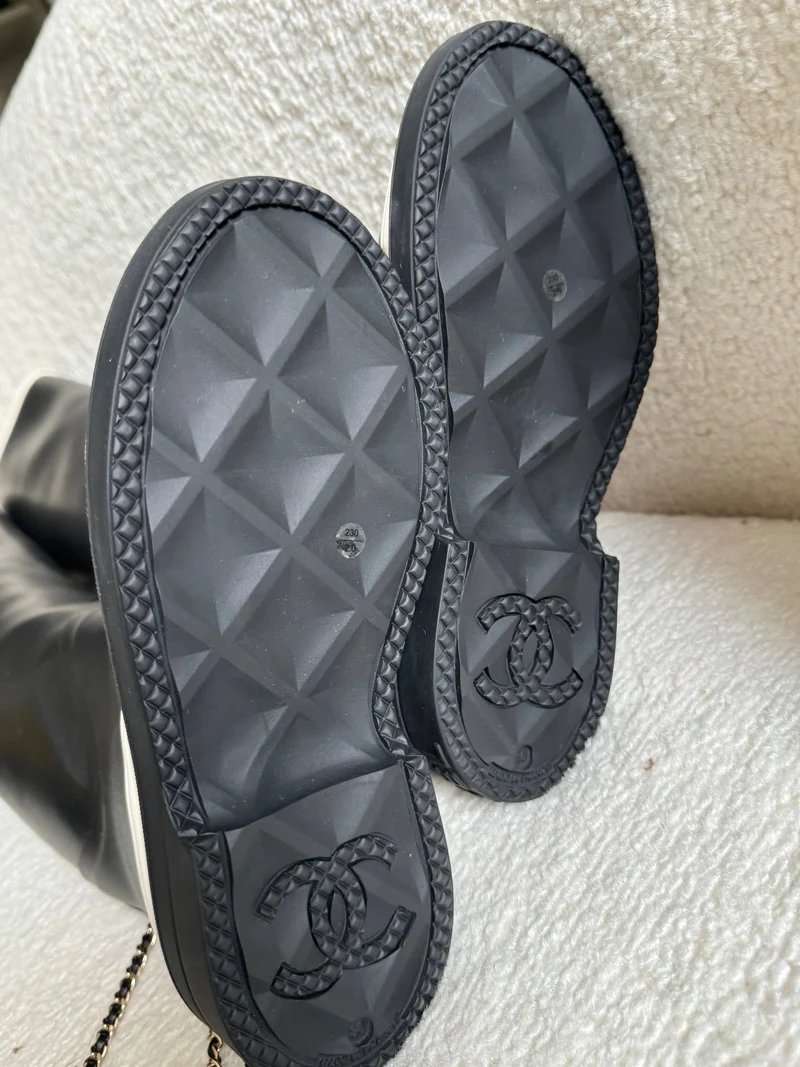Chanel Overknee-Stiefel aus Gummi in Schwarz und Weiß mit CC-Logo 36 Limited Edition