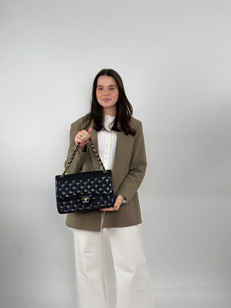 Chanel Schwarze Jumbo Classic Double Flap Bag aus Kaviarleder mit goldener Hardware