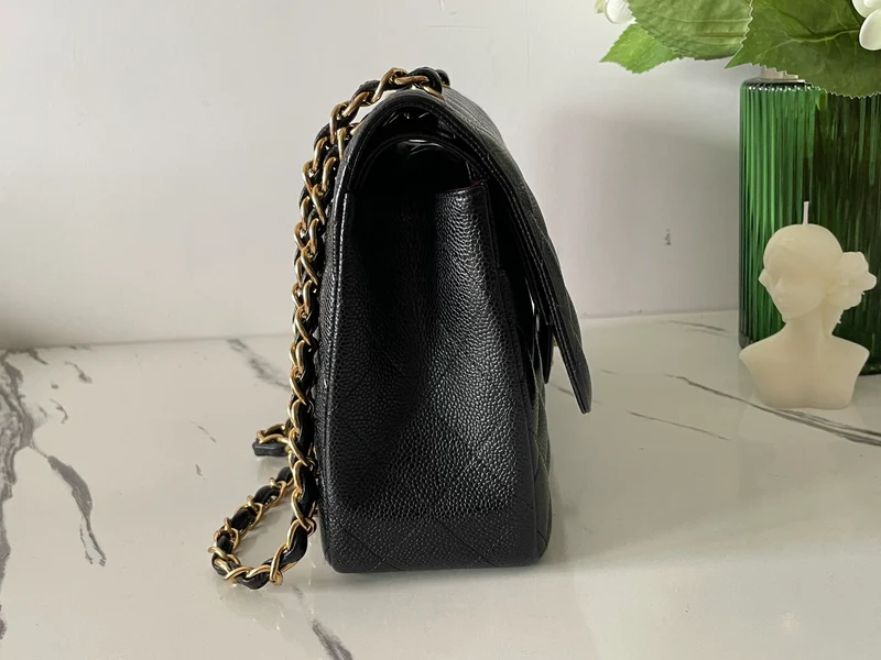 Chanel Schwarze Jumbo Classic Double Flap Bag aus Kaviarleder mit goldener Hardware