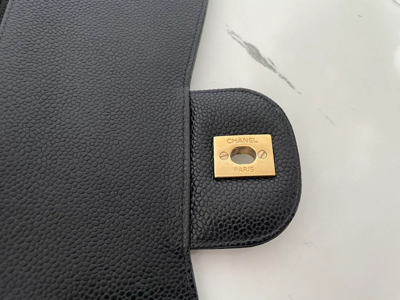 Chanel Schwarze Jumbo Classic Double Flap Bag aus Kaviarleder mit goldener Hardware