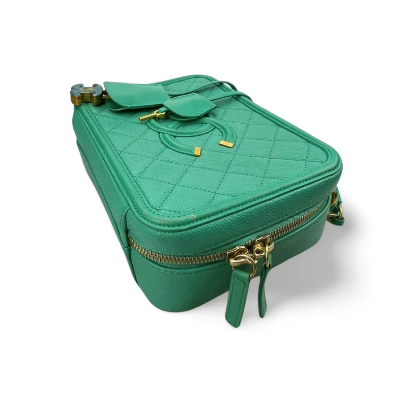 Chanel Vanity Case Tasche aus Kaviarleder mit gebürsteten Goldbeschlägen, Mintgrün, Medium