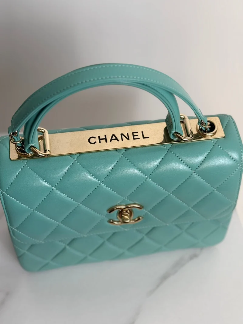Chanel Kleine Trendy CC Tasche aus hellgrünem Lammleder mit goldenen Beschlägen