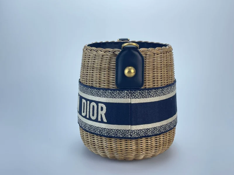 Dior Dioriviera Beuteltasche aus Korbgeflecht und blauem Canvas mit goldenen Beschlägen