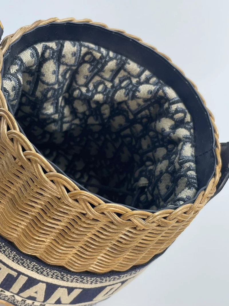 Dior Dioriviera Beuteltasche aus Korbgeflecht und blauem Canvas mit goldenen Beschlägen