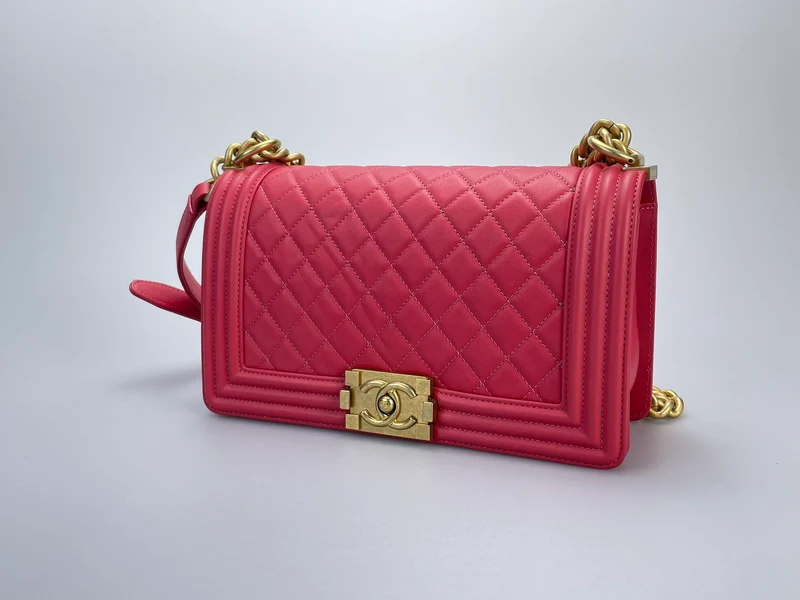 Chanel Medium Le Boy Tasche in Pink mit goldenen Metallteilen