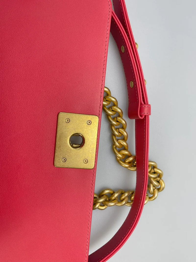 Chanel Medium Le Boy Tasche in Pink mit goldenen Metallteilen