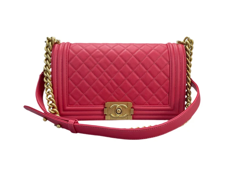 Chanel Medium Le Boy Tasche in Pink mit goldenen Metallteilen