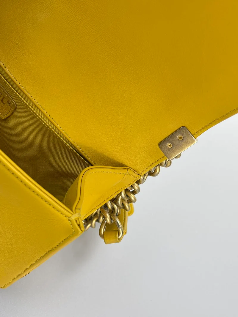 Chanel Le Boy Medium in Zitronengelb mit goldener Hardware