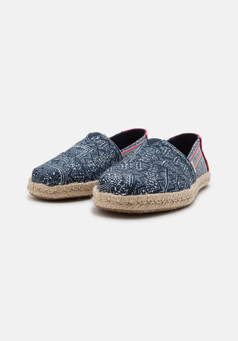 10016263 WM Hmong PRT indigo floral