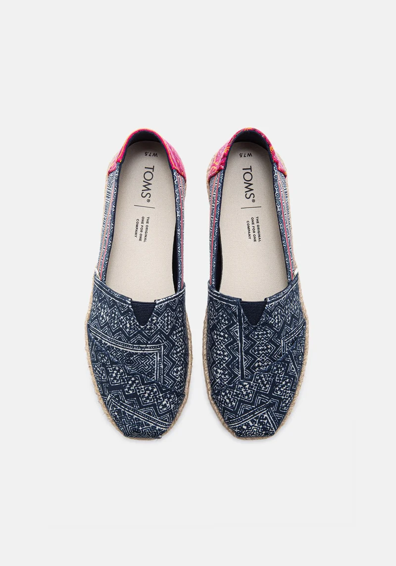 10016263 WM Hmong PRT indigo floral