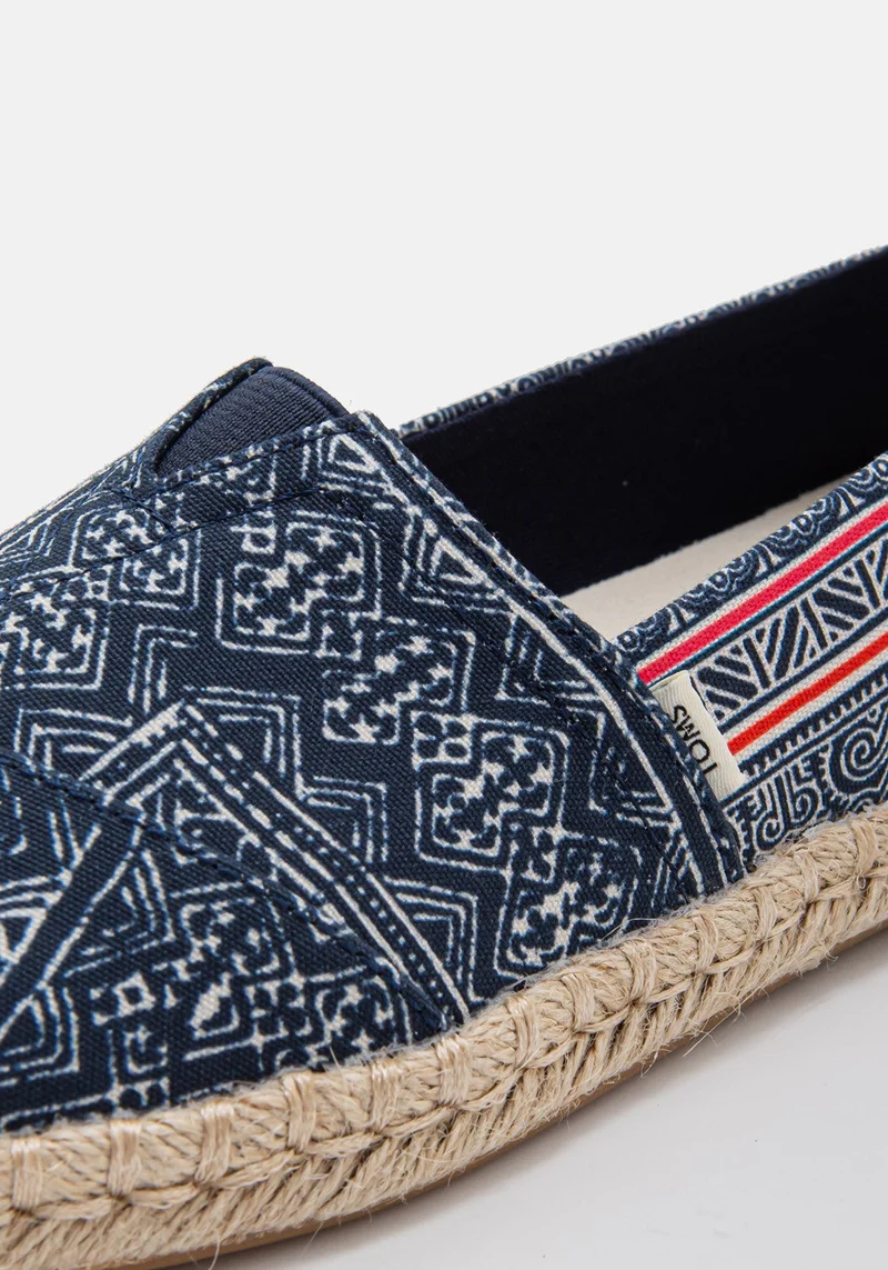 10016263 WM Hmong PRT indigo floral
